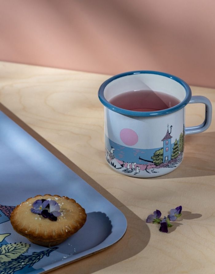 Muurla Moomin Emaille Becher Sunset mit Pastellillustration aus dem Desert-Island-Comic, 5,5 dl, robuster Outdoor-Becher aus Emaille