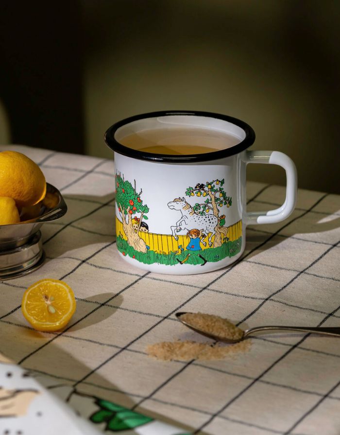 Emaille Becher Pippi Langstrumpf – The Way Home von Muurla, robuster Kohlenstoffstahl mit Emaille-Beschichtung, spülmaschinenfest, geeignet für drinnen und draußen, Hinweis: kann bei Stürzen absplittern.