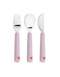 Lila Kinderbesteck-Set mit Herz-Design und ergonomischen Silikongriffen. Bestehend aus Messer, Gabel und Löffel für Kinder ab 1 Jahr.