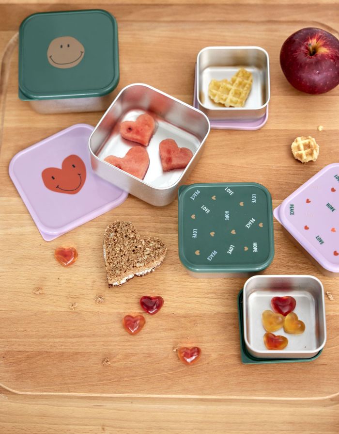 Lavendelfarbene Edelstahl-Snackboxen im 3er Set für Kinder, mit Herzmotiv, BPA-frei, spülmaschinengeeignet, stapelbar, ideal für Snacks unterwegs ab 3 Jahren.