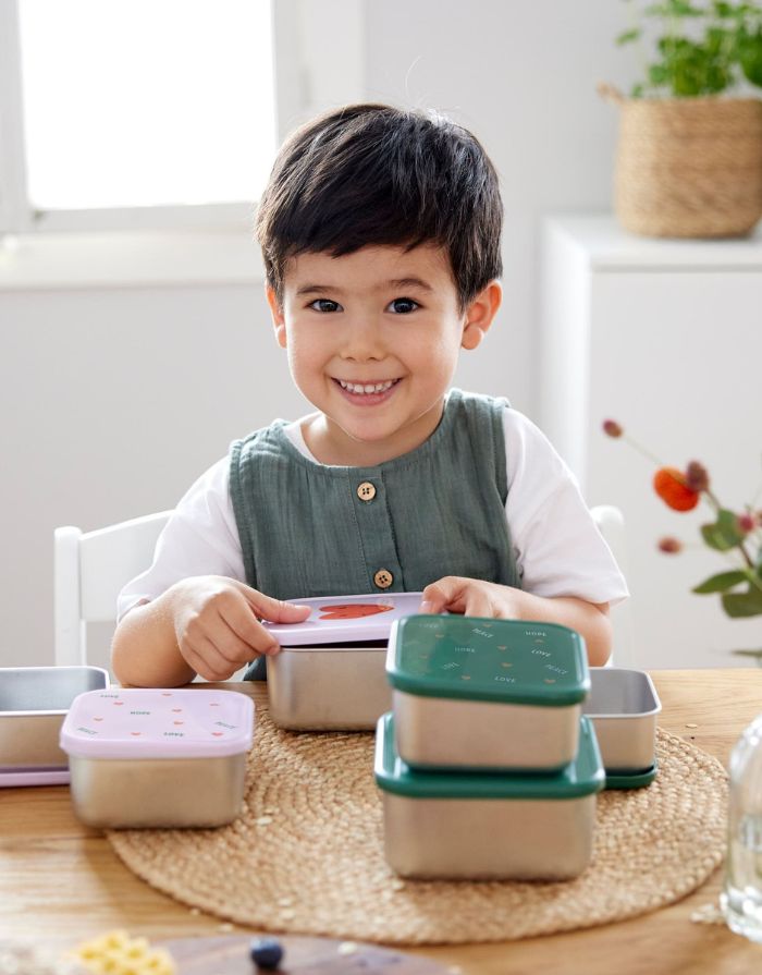 Grünes Edelstahl-Snackbox-Set für Kinder im Happy Rascals Smile Design, 3-teilig, BPA-frei, spülmaschinengeeignet, stapelbar, ideal für Snacks unterwegs ab 3 Jahren.