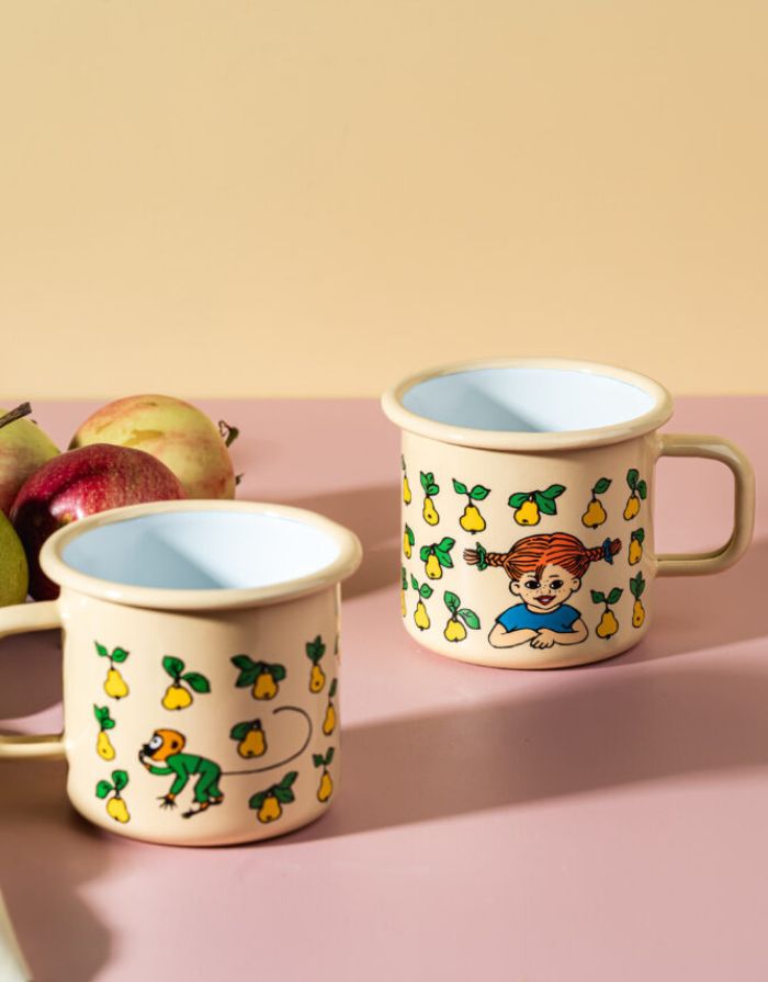 Emaillebecher Pippi Langstrumpf Fruits von Muurla, gelbe Tasse 3,7 dl mit Pippi-Motiv, robust, spülmaschinenfest, für Indoor und Outdoor
