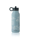 Liewood Trinkflasche Falk 350 ml in Race Cars/Beach Blue für Kinder mit auslaufsicherem Verschluss.