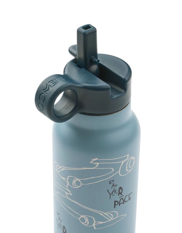 Liewood Trinkflasche Falk 350 ml in Race Cars/Beach Blue für Kinder mit auslaufsicherem Verschluss.