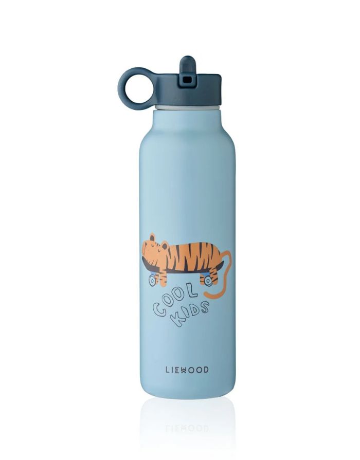Trinklflasche Falk von Liewood im Tiger Classic Navy Design mit 500ml Fassungsvermögen in Hellblau mit einem Tiger und einem Skateboard darauf un der Aufschrift cool Kids.