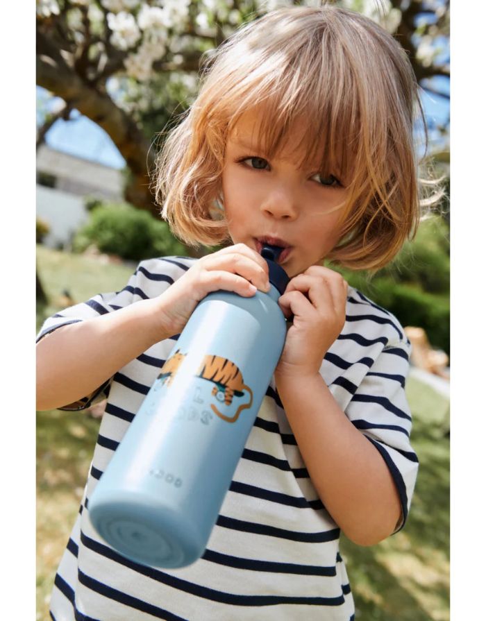 Trinklflasche Falk von Liewood im Tiger Classic Navy Design mit 500ml Fassungsvermögen in Hellblau mit einem Tiger und einem Skateboard darauf un der Aufschrift cool Kids.