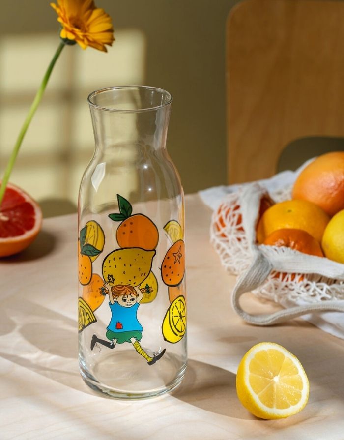 Pippi Langstrumpf Karaffe „Lemonade“, 1,2 Liter, Glas in Gelb-Orange mit Illustration, Ø 9 cm, Höhe 25 cm, spülmaschinenfest.