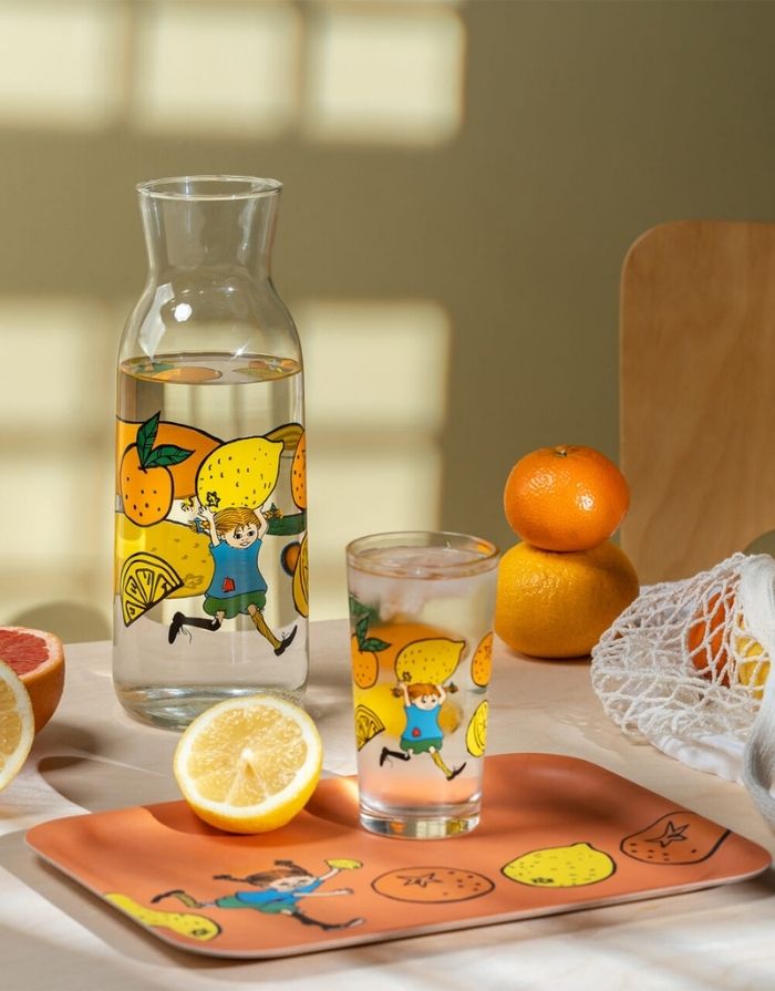 Pippi Langstrumpf Karaffe „Lemonade“, 1,2 Liter, Glas in Gelb-Orange mit Illustration, Ø 9 cm, Höhe 25 cm, spülmaschinenfest.