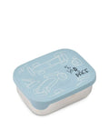 Lunchbox Arthur in Race Cars Beach Bluet von Liewood aus Edelstahl mit Silikon Deckel in hellblau mit weißem Rennauto Muster