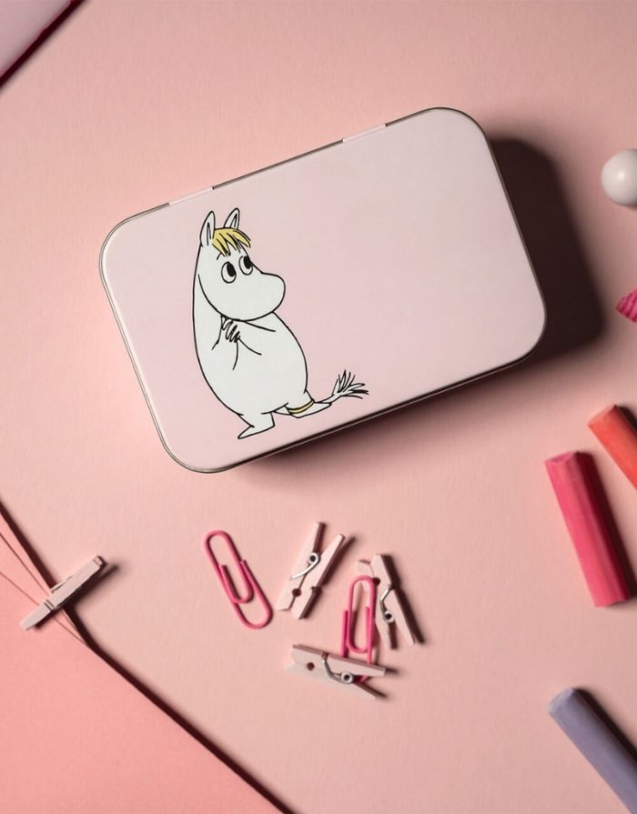 Rosa Metalldose Moomin Snorkmaiden von Muurla im Retro-Design zur Aufbewahrung von Schmuck und kleinen Gegenständen auf einem Rosa Tisch