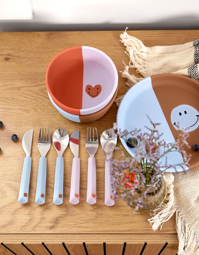 Lila und rot Kinderschale aus Silikon mit Herzmotiv, BPA-frei, bruchfest, mikrowellen- und spülmaschinengeeignet, für Babys ab 6 Monaten.