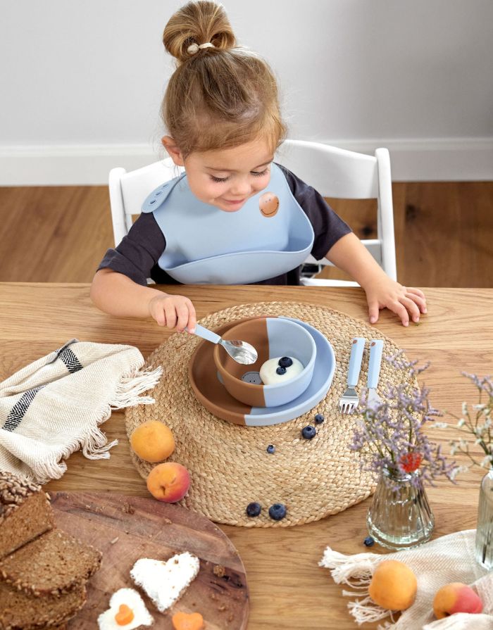 Hellblaue Kinderschale aus flexiblem Silikon mit Smiley-Motiv, BPA-frei, mikrowellen- und spülmaschinengeeignet, für Babys ab 6 Monaten.