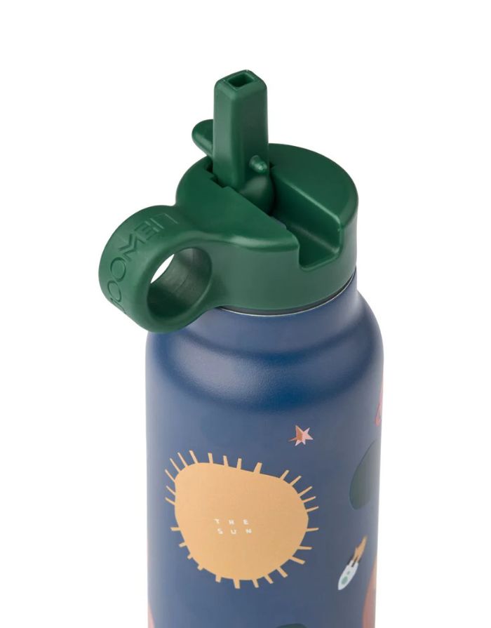 Liewood FALK Wasserflasche Sandy aus recyceltem Edelstahl mit Pop-up-Strohhalmdeckel und Schlaufengriff.
