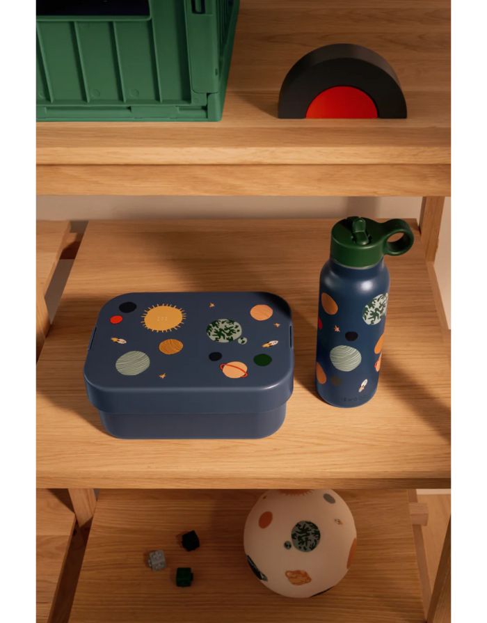 Liewood FALK Wasserflasche Sandy aus recyceltem Edelstahl mit Pop-up-Strohhalmdeckel und Schlaufengriff.