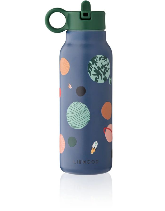 Liewood FALK Wasserflasche Sandy aus recyceltem Edelstahl mit Pop-up-Strohhalmdeckel und Schlaufengriff.