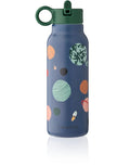 Liewood FALK Wasserflasche Sandy aus recyceltem Edelstahl mit Pop-up-Strohhalmdeckel und Schlaufengriff.