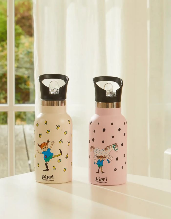 Rosa Pippi Trinkflasche von Barbo Toys aus Edelstahl mit Pippi Langstrumpf Motiv und Tragegriff.