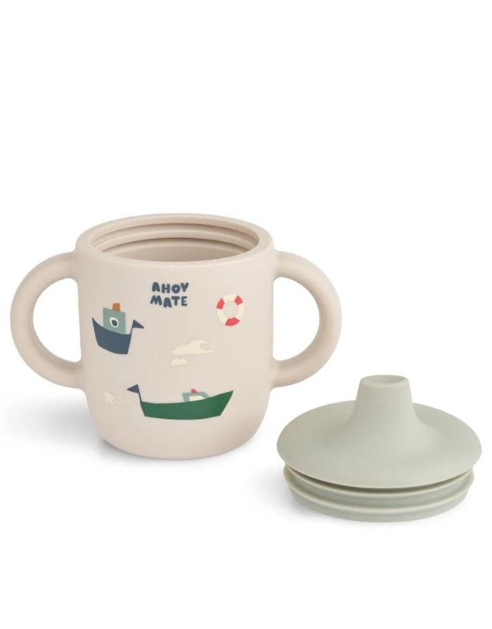 Liewood Trinklernbecher Neil Sailing/Sandy aus Silikon mit Griffen und Ausguss, 150 ml.