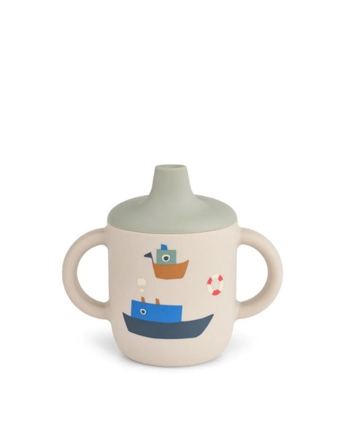 Liewood Trinklernbecher Neil Sailing/Sandy aus Silikon mit Griffen und Ausguss, 150 ml.