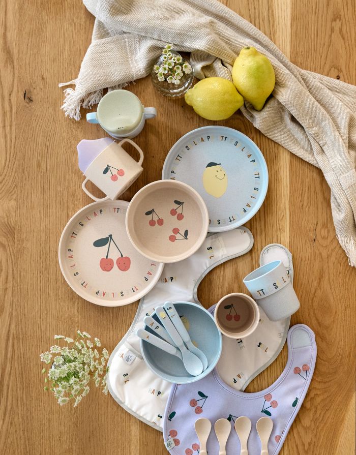 Mehrfarbiger Trinklernbecher mit Kirschmotiv, BPA-frei, mit Griffen und Antitropf-Ventil, spülmaschinen- und mikrowellengeeignet, für Babys ab 6 Monaten.