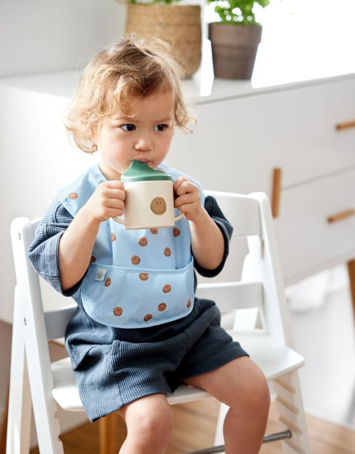 Grüner Trinklernbecher mit Smiley-Motiv, zwei Griffen und Antitropf-Ventil, BPA-frei, rutschfest, mikrowellen- und spülmaschinengeeignet, geeignet für Babys ab 6 Monaten.