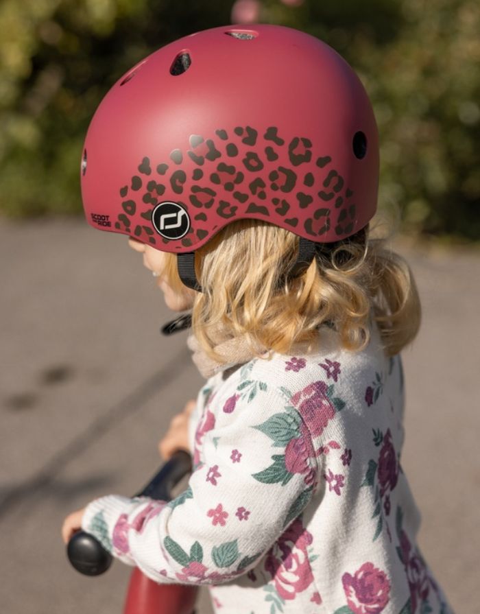  Scoot & Ride Kinderhelm Graphics Wildcat in XXS mit LED-Licht, Magnetverschluss und Wildkatzen-Design.