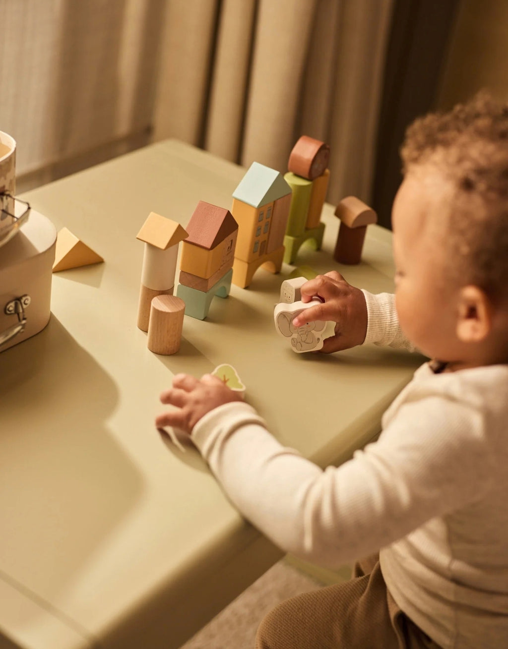 Holz-Blockset Jollies von Jollein mit 50 bunten Holzbausteinen und niedlichen Jollies-Figuren für Kinder ab 2 Jahren mit Kind auf Tisch