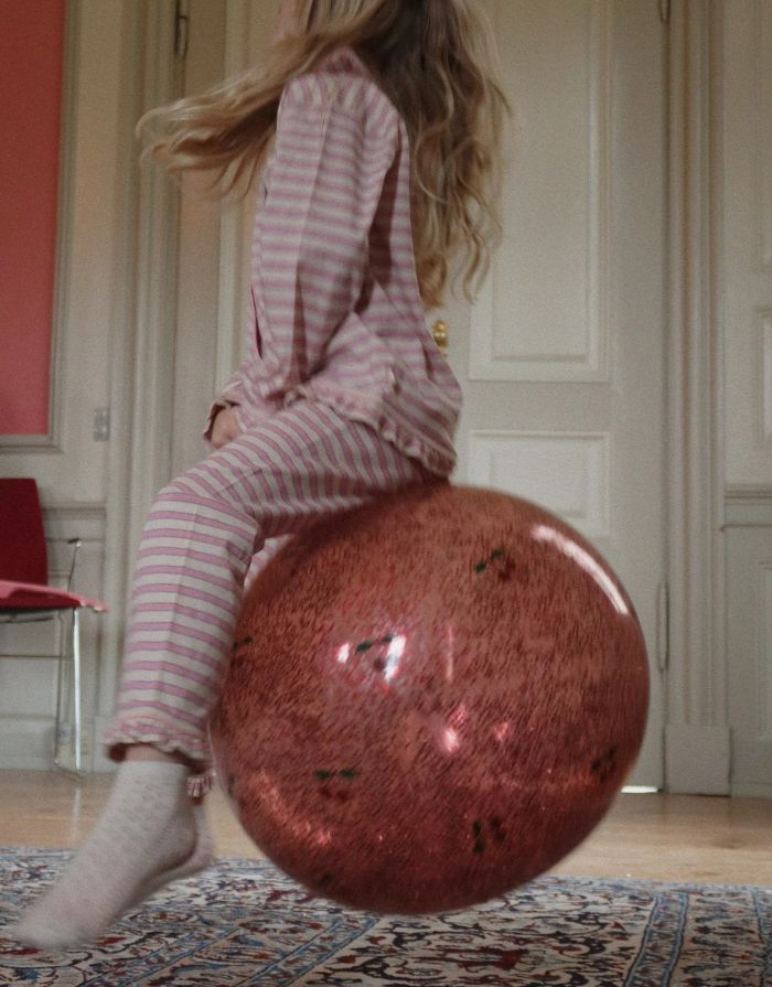 Glitzernder Hüpfball Glitter Cherry von Konges Sløjd mit Griff, 50 cm Durchmesser, inklusive Pumpe. Ideal zum Spielen drinnen und draußen für Kinder ab 3 Jahren.