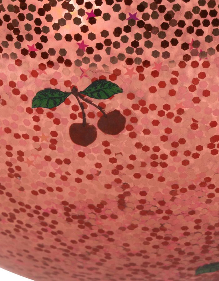 Glitzernder Hüpfball Glitter Cherry von Konges Sløjd mit Griff, 50 cm Durchmesser, inklusive Pumpe. Ideal zum Spielen drinnen und draußen für Kinder ab 3 Jahren.