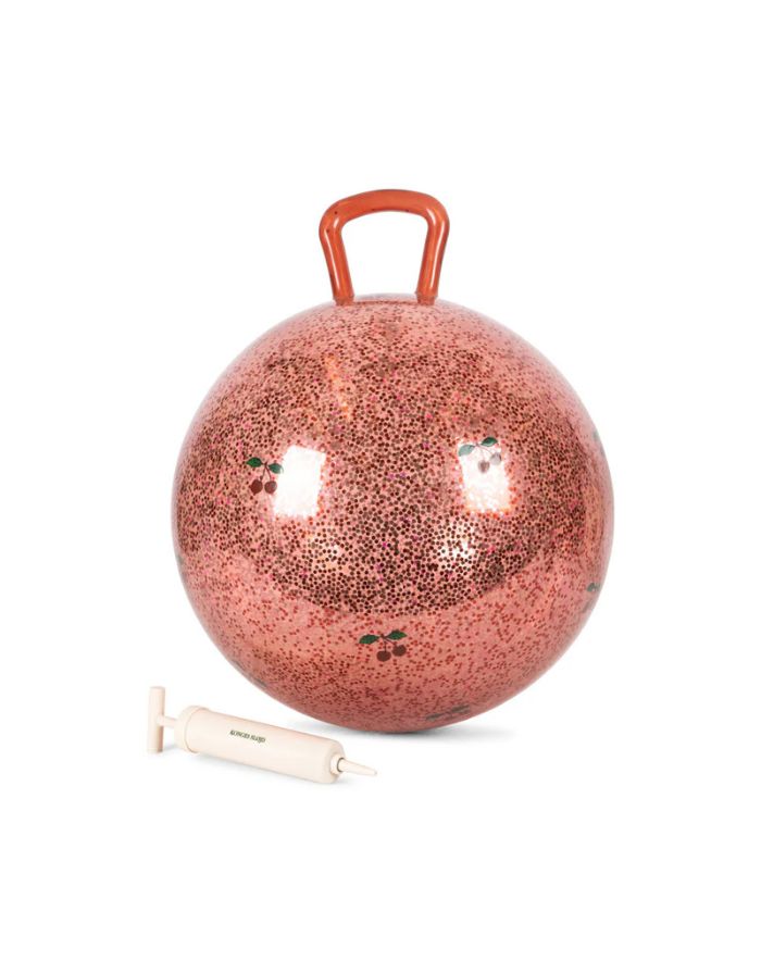Glitzernder Hüpfball Glitter Cherry von Konges Sløjd mit Griff, 50 cm Durchmesser, inklusive Pumpe. Ideal zum Spielen drinnen und draußen für Kinder ab 3 Jahren.