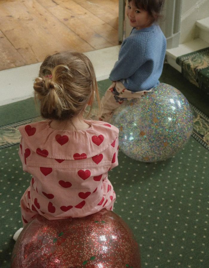 Glitzernder Hüpfball Glitter Cherry von Konges Sløjd mit Griff, 50 cm Durchmesser, inklusive Pumpe. Ideal zum Spielen drinnen und draußen für Kinder ab 3 Jahren.