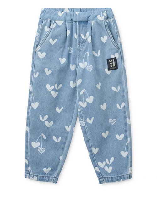 Liewood Kinderjeans Borris in Sweetheart Light Blue Denim mit lockerem Schnitt, geschwungenem Bein und verspieltem Sweetheart-Print als Freisteller von vorne