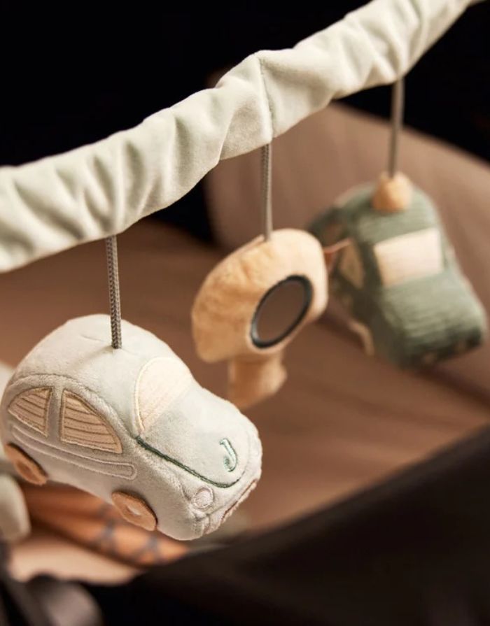 Jollein Kinderwagenkette „On The Go“ mit drei Anhängern – Auto in Sea Green, Schlüssel mit Spiegel in Biscuit und Auto in Cloud Blue, CE-zertifiziert, aus Polyester.