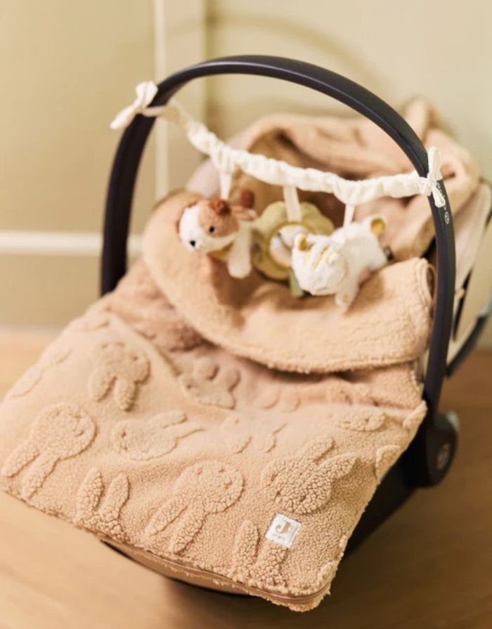 Jollein Kinderwagenkette „Tiny Park“ mit Hund, Katze und Kleeblatt mit Spiegel – aus Baumwolle und Polyester, CE-zertifiziert, mit Glöckchen für sanfte Klänge.