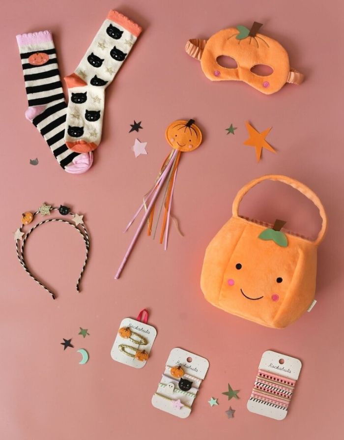 Rockahula Körbchen Little Pumpkin – orangefarbenes Samt-Kürbiskörbchen mit Gesicht, Stiel, Blatt und gestickten Details.