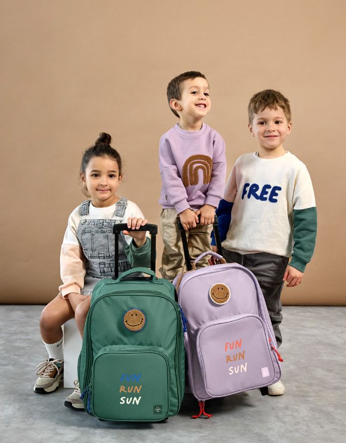 Kinderkoffer Trolley Little Gang von Lässig in Dunkelgrün aus recyceltem Polyester mit Rollen, Teleskopgriff, 22 l Volumen und buntem Patch, ideal für Reisen.