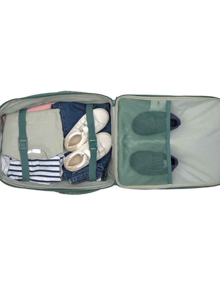 Kinderkoffer Trolley Little Gang von Lässig in Dunkelgrün aus recyceltem Polyester mit Rollen, Teleskopgriff, 22 l Volumen und buntem Patch, ideal für Reisen.