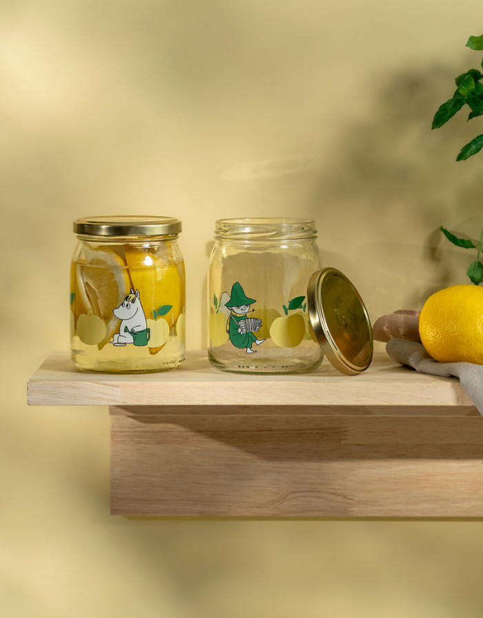 Muurla Glas mit Schraubdeckel Joyful Apples 0,5 Liter mit Muminmotiv und Metalldeckel