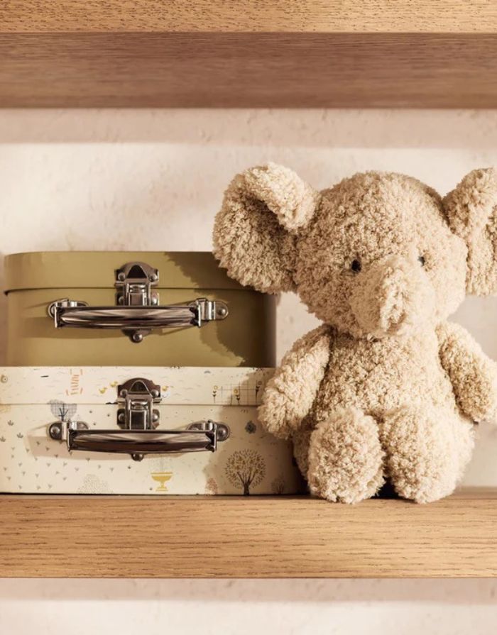 Jollein Kuscheltier Elefant in sanftem Sandton – weiches Plüschtier aus Polyester, CE-zertifiziert, perfekt zum Kuscheln, Spielen und Einschlafen.