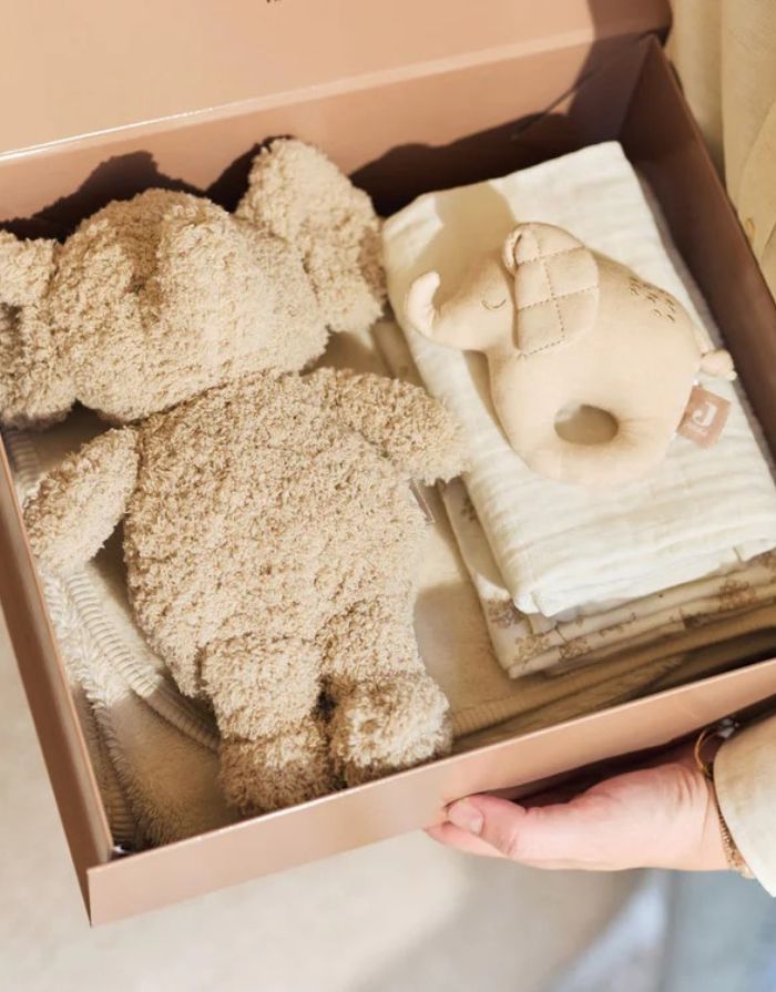 Jollein Kuscheltier Elefant in sanftem Sandton – weiches Plüschtier aus Polyester, CE-zertifiziert, perfekt zum Kuscheln, Spielen und Einschlafen.