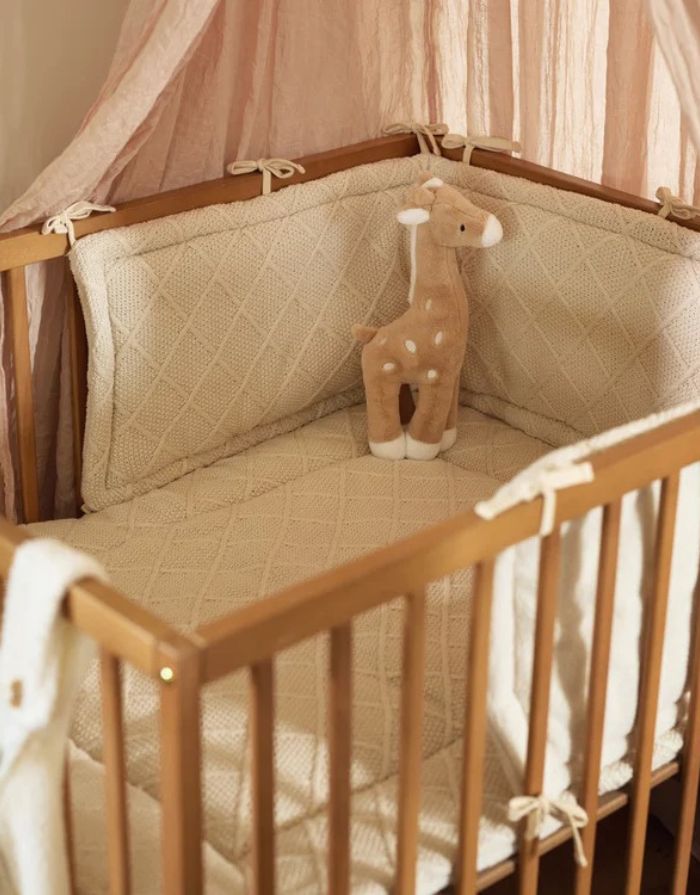 Jollein Kuscheltier Giraffe in der Farbe Biscuit – weiches Plüschtier mit gestickten Flecken, kurzer Mähne und Details in Ivory, CE-zertifiziert.