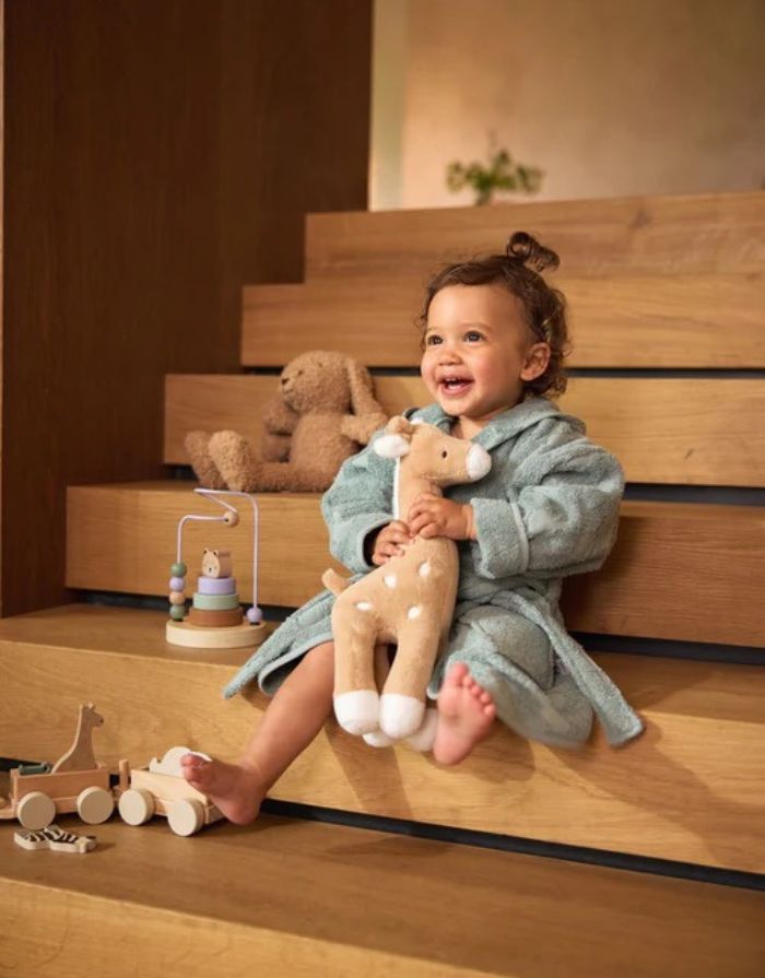 Jollein Kuscheltier Giraffe in der Farbe Biscuit – weiches Plüschtier mit gestickten Flecken, kurzer Mähne und Details in Ivory, CE-zertifiziert.