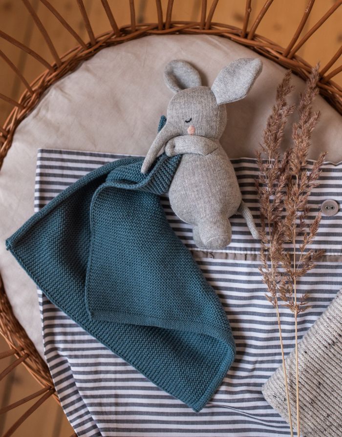 Ava und Yves Kuscheltuch Elefant Grau/Blau – Bio-Baumwollstrick mit recycelter Polyesterfüllung, ca. 25 × 25 cm.