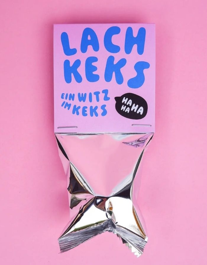 Veganer Lachkeks von Tinyday mit lustigem Witz  im Inneren als kleine Geschenkidee für Kinder und Erwachsene als Freisteller