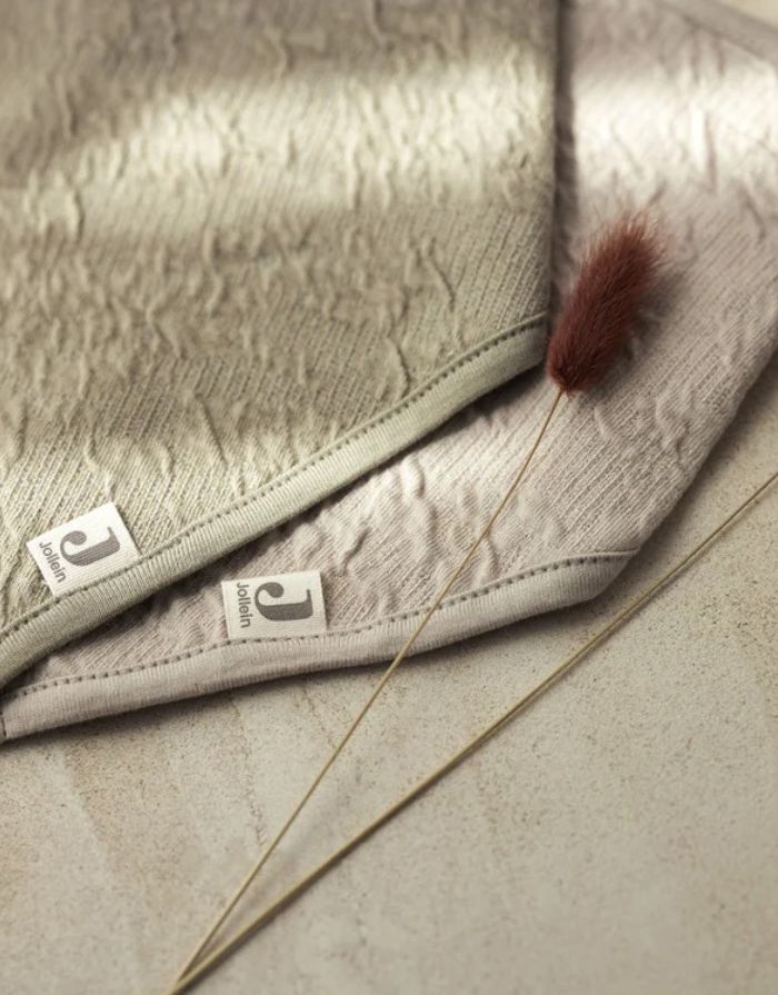 Jollein Lätzchen Bandana 2er Set „Soft Waves“ in Olive Green – weiche OEKO-TEX Baumwolle, verstellbare Druckknöpfe, stilvoller Wellenprint, ideal zum Sabberschutz oder Füttern.