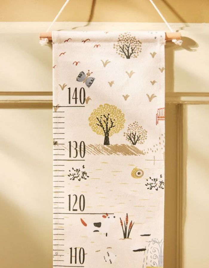 Jollein Messlatte „Tiny Park“ – Kinderzimmer-Messlatte mit niedlichen Tiermotiven (Katze, Hund, Eule), 120x20x1 cm, dekorativ und liebevoll gestaltet.