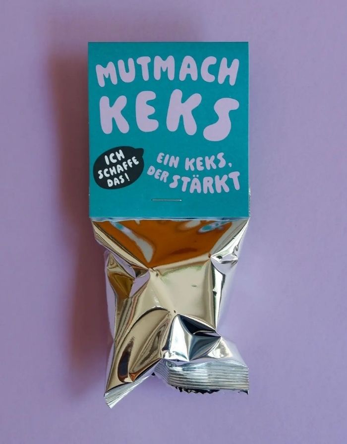Veganer Mutmachkeks von Tinyday mit motivierendem Affirmationsspruch im Inneren als kleine Geschenkidee für Kinder und Erwachsene als Freisteller