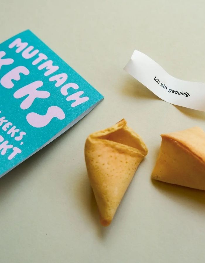 Veganer Mutmachkeks von Tinyday mit motivierendem Affirmationsspruch im Inneren als kleine Geschenkidee für Kinder und Erwachsene ausgepackt.