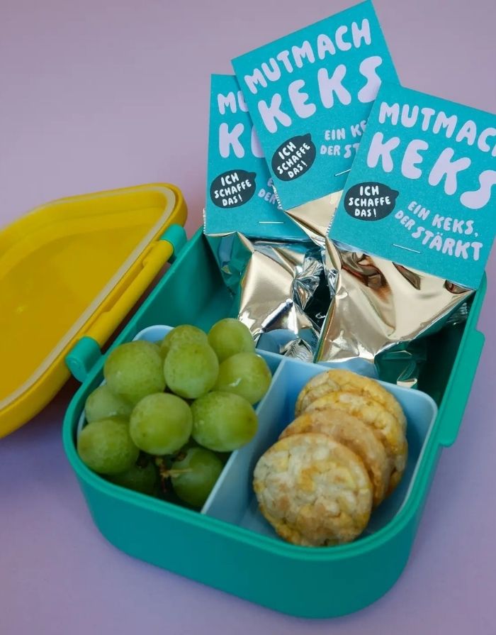 Veganer Mutmachkeks von Tinyday mit motivierendem Affirmationsspruch im Inneren als kleine Geschenkidee für Kinder und Erwachsene in einer Brotdose.