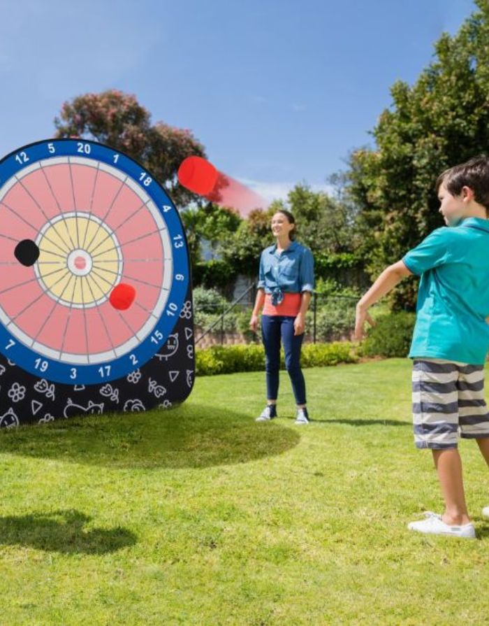  Großes Outdoor Dartboard von Costway mit Klett-Fußbällen für Wurf- und Fußballspiele im Garten.